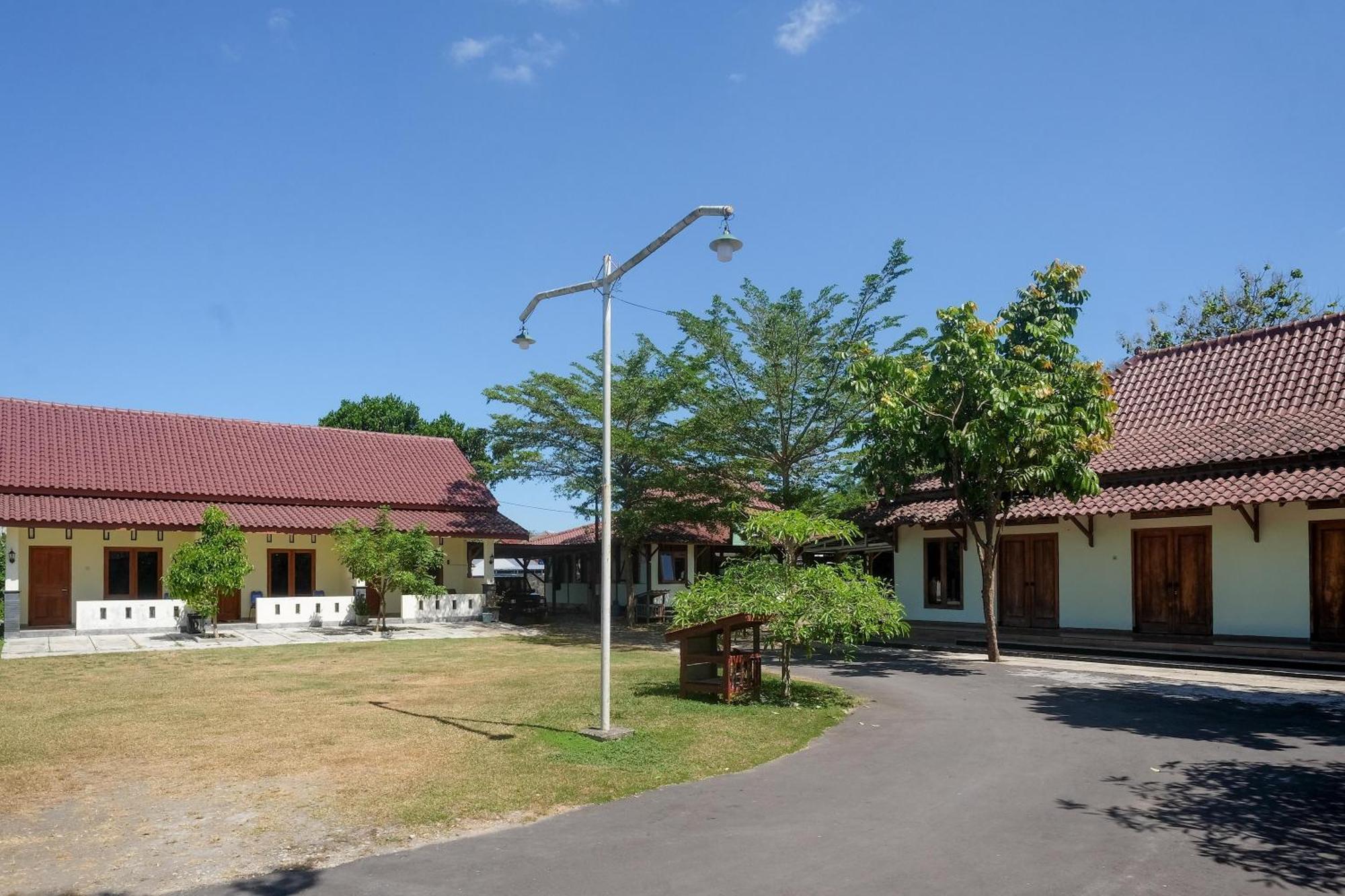 Hotel Reddoorz Syariah Near Alun Alun Wonosari Esterno foto