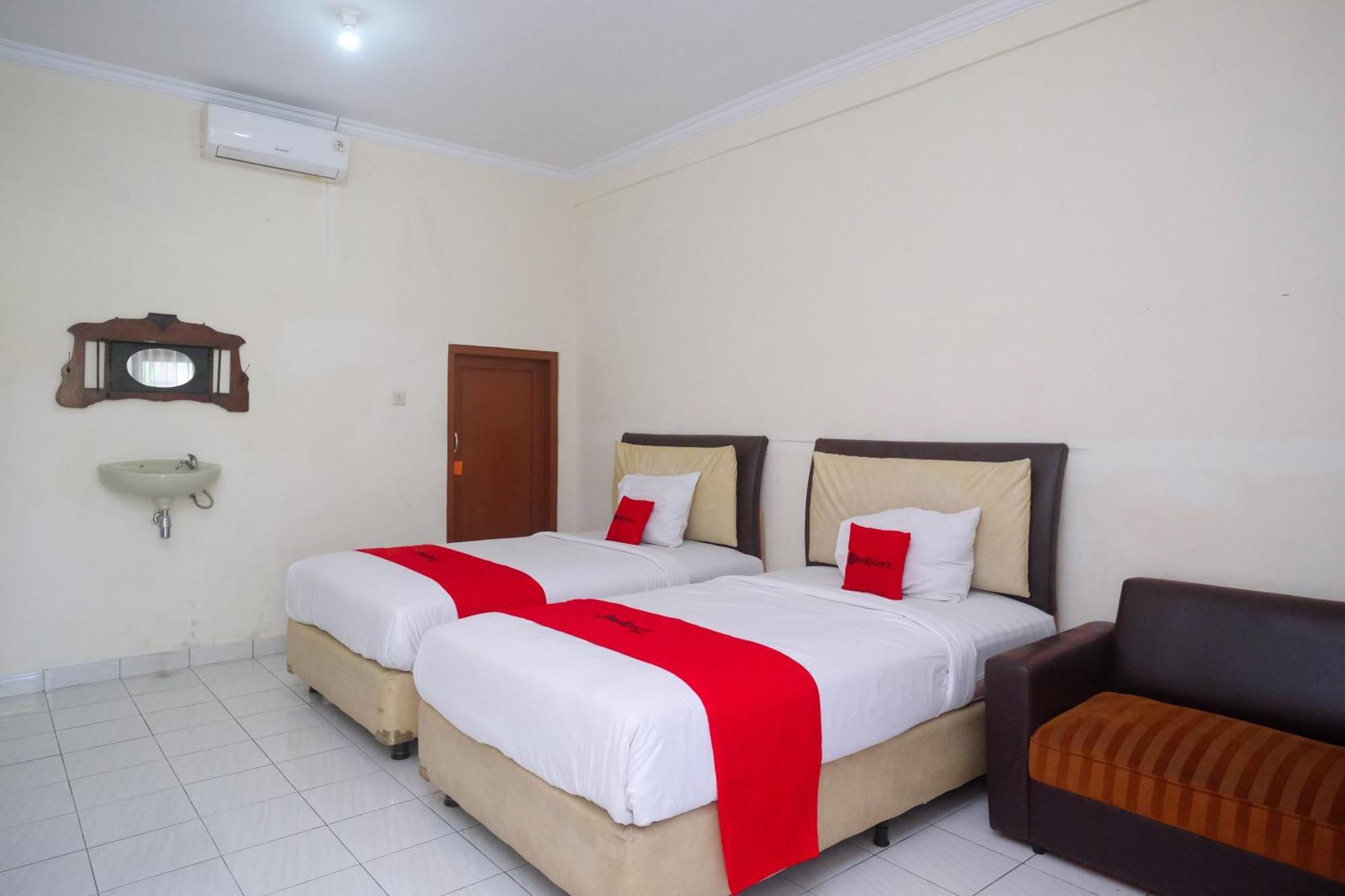 Hotel Reddoorz Syariah Near Alun Alun Wonosari Esterno foto